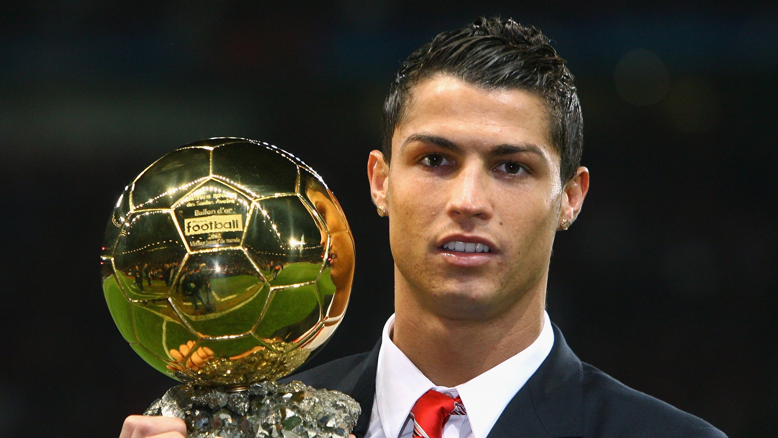 球迷通过社交平台分享观赛感受传递正能量与体育精神风貌,看球赛的感悟