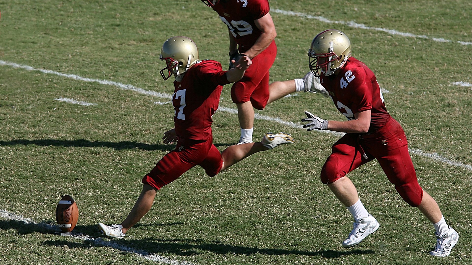 爱游戏-【球迷热情】现场粉丝互动点燃赛场火焰，球迷和粉丝